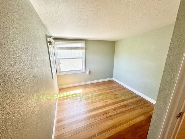 Building Photo - Huge 4 Bedroom 2 Bath House across from Ro...