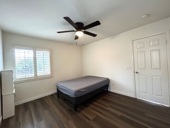 Building Photo - AVAILABLE NOW!! Fully Furnished 5 Bedroom 2.5 Bathroom Two Story Home in Beaumont!!