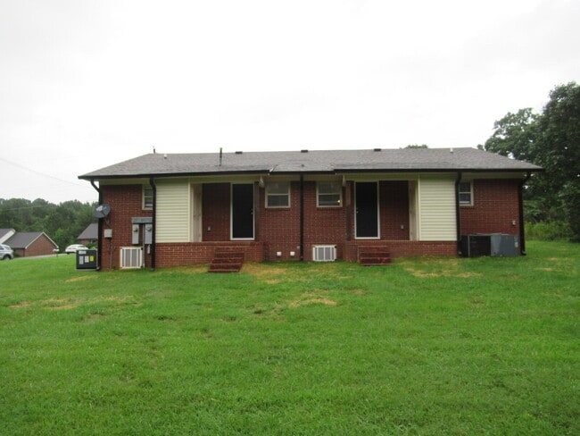 Building Photo - Newly Renovated Brick Duplexes in Lincolnt...