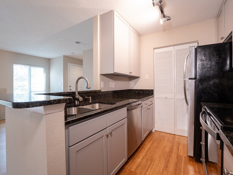 Building Photo - 265 Alexandra Dr