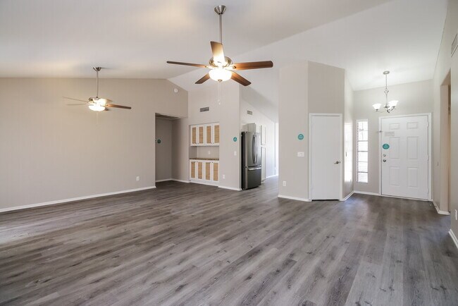 Building Photo - 1431 E Hearne Way