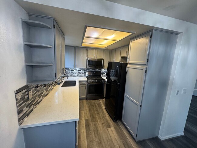 Building Photo - Spacious 3 bedroom condo