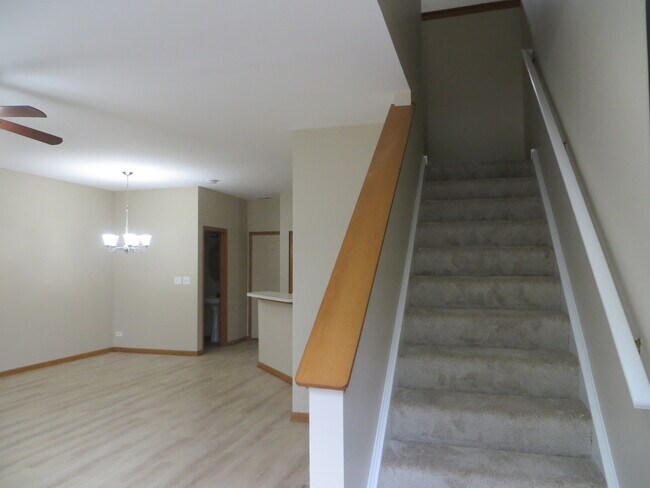 Building Photo - 273 Springbrook Trail S