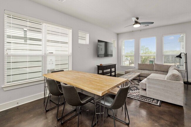 Building Photo - Modern condo, great location, fully Furnis...