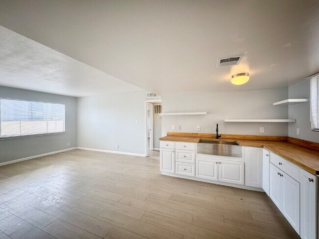 Building Photo - 922 N 1st St