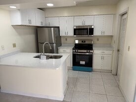 Building Photo - 353 Dundee Dr