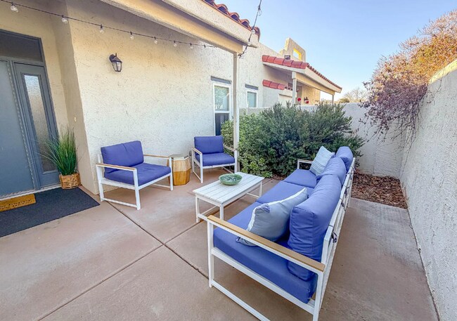 Building Photo - 2 Bedroom Townhouse in a Resort Style Community! All Utilities Included!