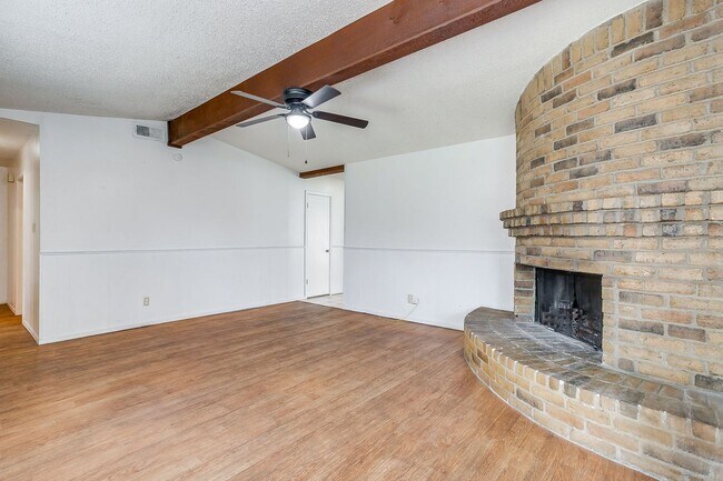 Building Photo - Spacious 4 Bed, 2 Bath Home in SW Fort Worth Ready for New Tenants- 76133