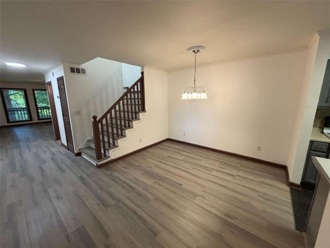 Building Photo - 1702 Pine Tree Dr