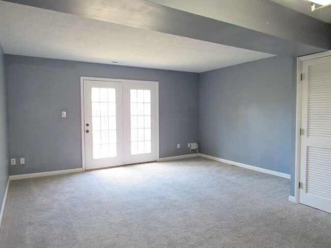 Building Photo - Two Bedroom Townhouse Style Condo