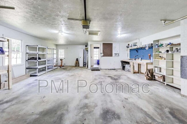 Building Photo - 1718 Crestview Dr