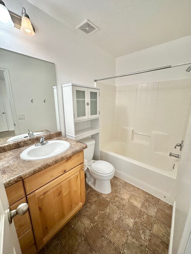 Building Photo - 3 Bedroom End Unit Townhome!