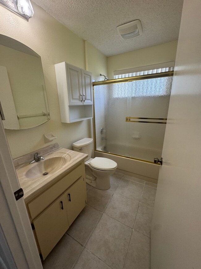 Building Photo - Charming 2/1 Home in Oak Run 55+ Community...