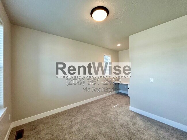 Building Photo - 5925 W Sprig Dr