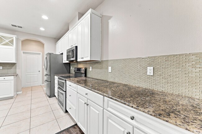 Building Photo - Stunning 3 BR + LOFT / 2.5 BA/ 2-Car-Garage Townhome in GATED community!