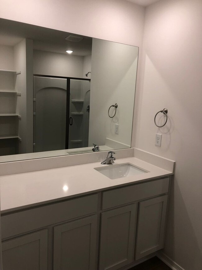 Building Photo - Rare 4 Bedroom For Rent