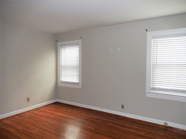 Building Photo - Charming 1 Bed 1 Bath Townhome Style Condo In Historic Arlington Village