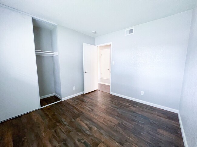 Building Photo - 432 Holland Dr