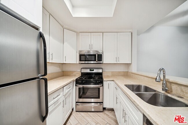 Building Photo - 5751 W Olympic Blvd