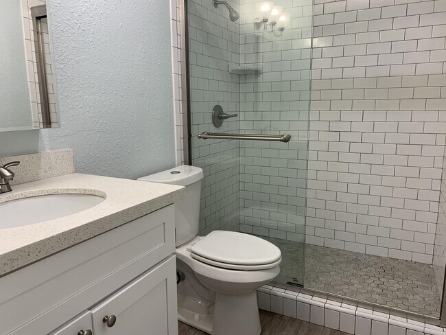 Building Photo - 723 S Berthe Ave