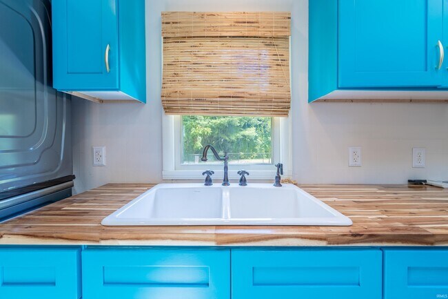 Building Photo - 2605 S Bryan St