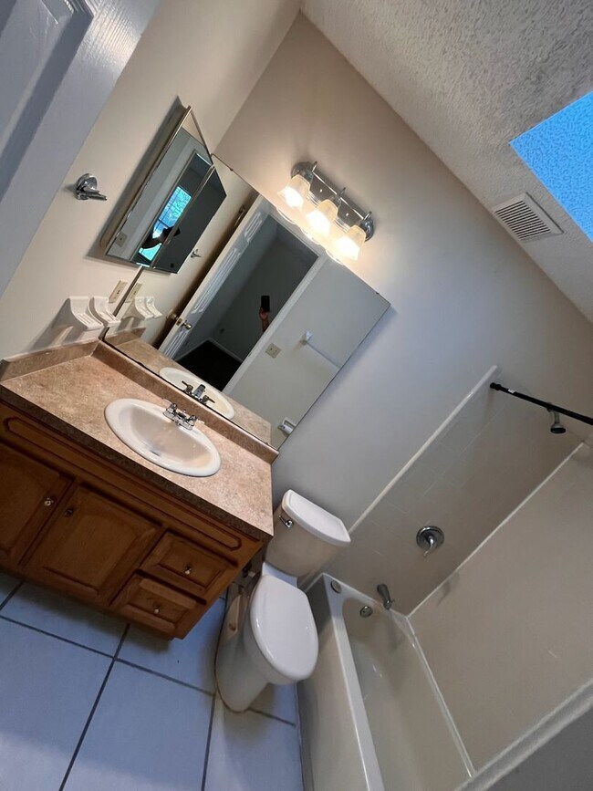 Building Photo - 3 Bedroom 2 Bath house with Garage Near Fl...