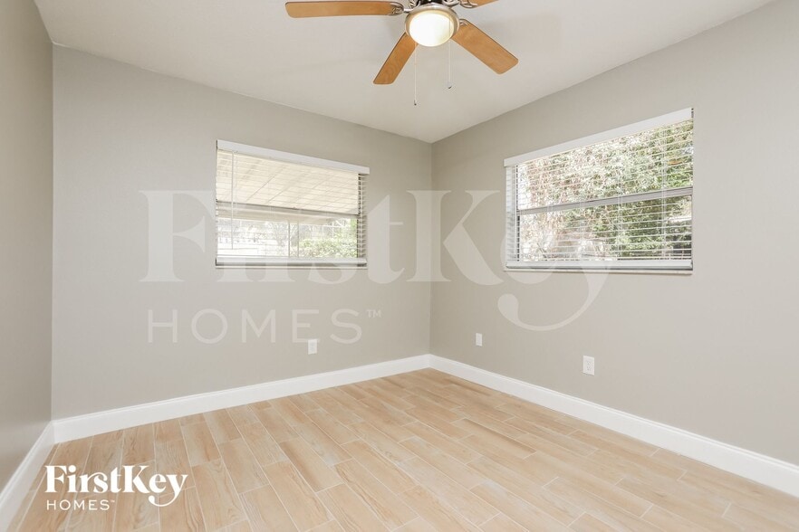 Building Photo - 7033 Crestlake Dr