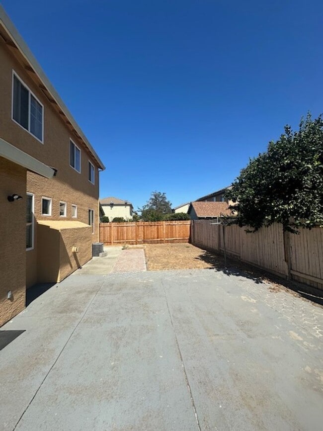 Building Photo - 4 Bedroom in East Woodland