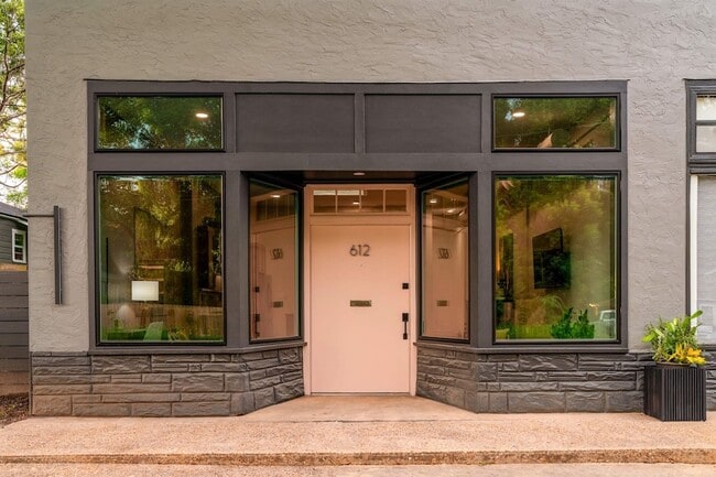 Building Photo - 612 W 8th Ave