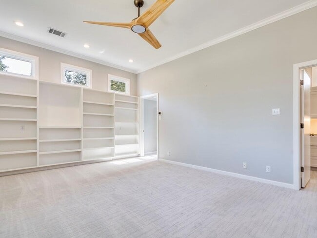 Building Photo - 404 Almarion Dr