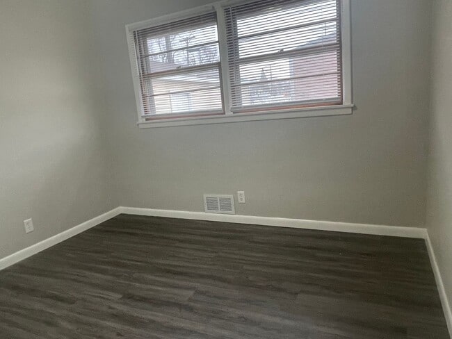 Building Photo - FRESH START ALERT – Springfield Rental!: 3...