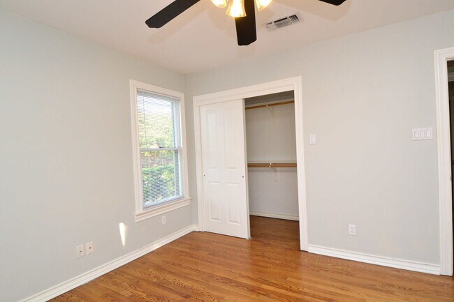 Building Photo - 2 Bedroom off Lake Austin Blvd!