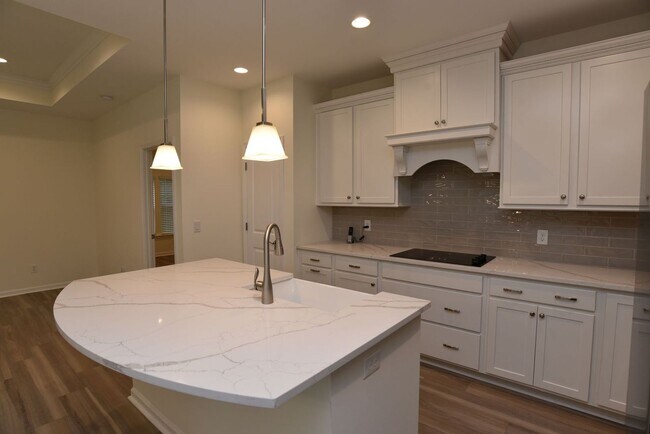 Building Photo - Charming Town Home Available