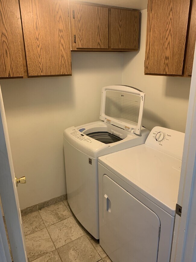 Building Photo - Available July! Newly Updated 2 bed/2 bath...