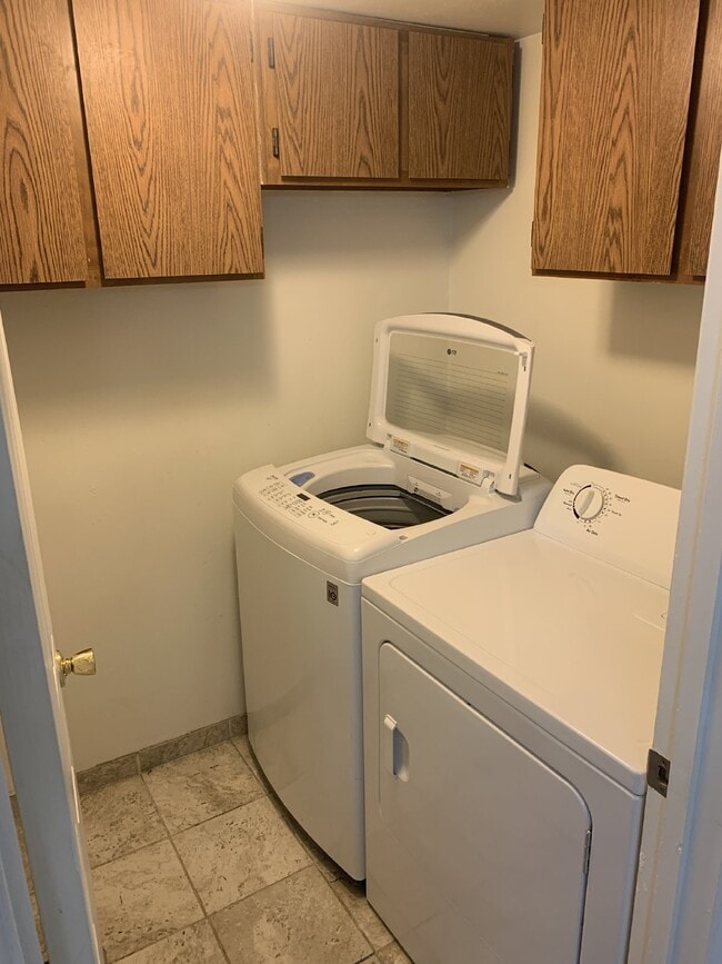 Building Photo - Available September! Newly Updated 2 bed/2 bath Condo