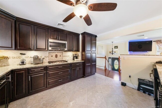 Building Photo - 7 Ohio Dr