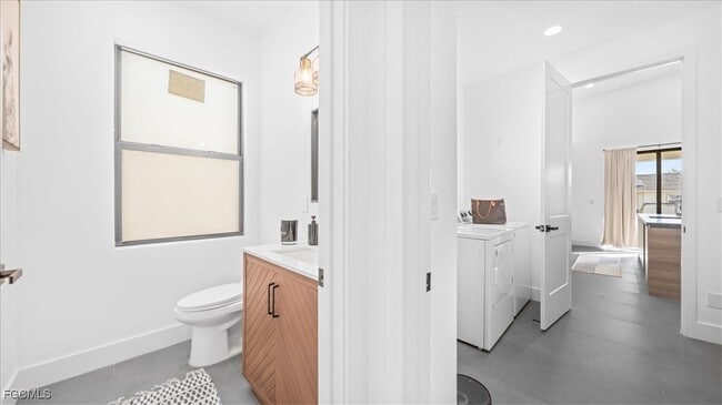 Building Photo - 1017 NE 4th Pl