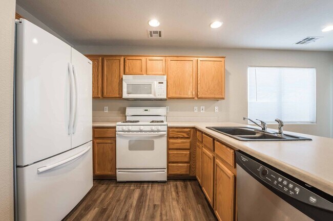 Building Photo - 3 BEDROOM HOUSE WITH OPEN FLOOR PLAN !!