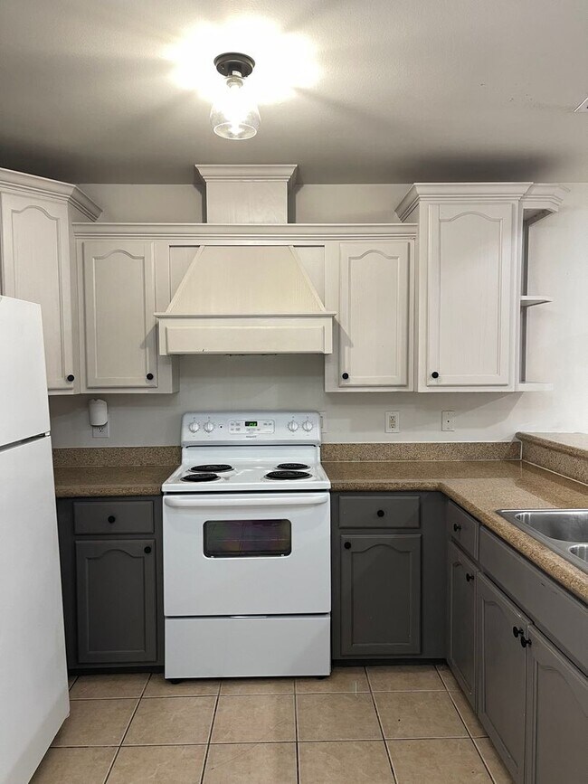 Building Photo - 1208 S Diplomat Dr