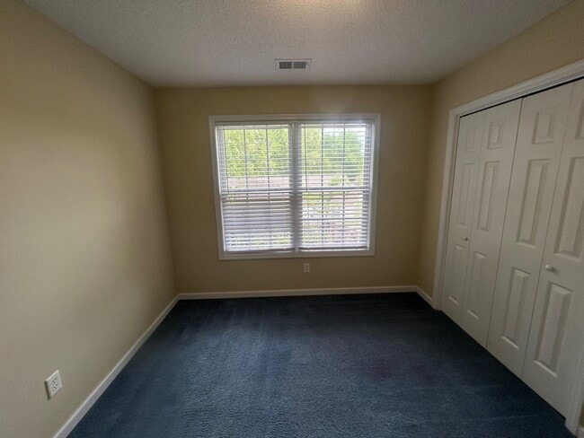 Building Photo - 208 Charles Towne Ct