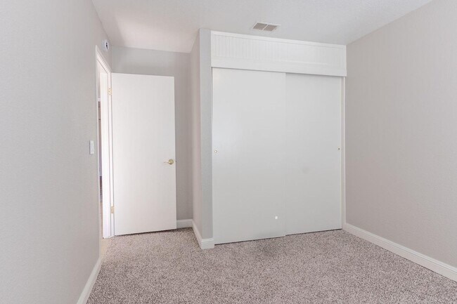 Building Photo - FOUR BEDROOM HOME ON A HUGE LOT SEE VIDEO