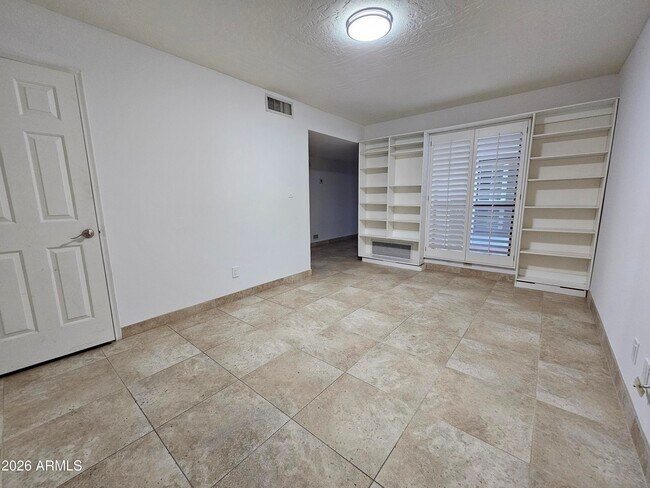 Building Photo - 4929 E Sunnyside Dr