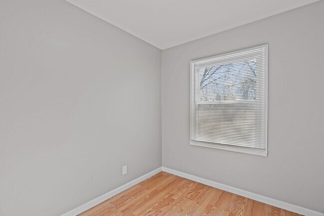 Building Photo - 3-Bedroom, 1-Bath Single-Family Home, BIG backyard!