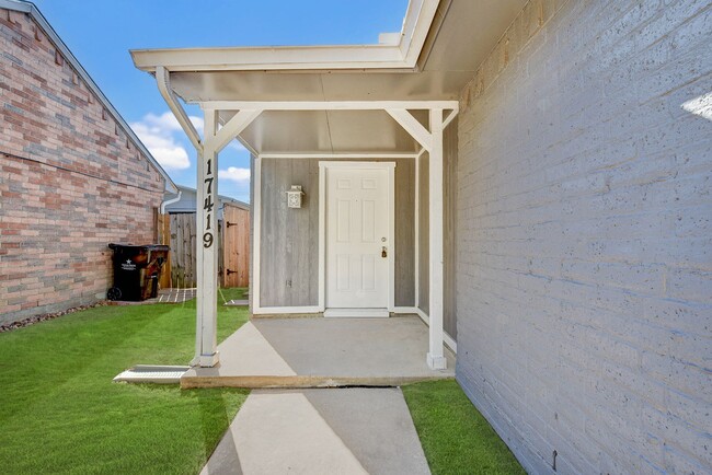 Building Photo - Spacious Home in Hockley – Move-In Ready!