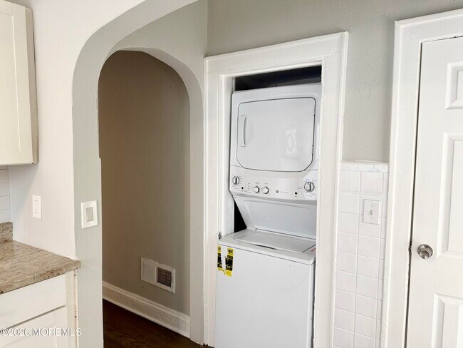 Building Photo - 37 2nd Ave