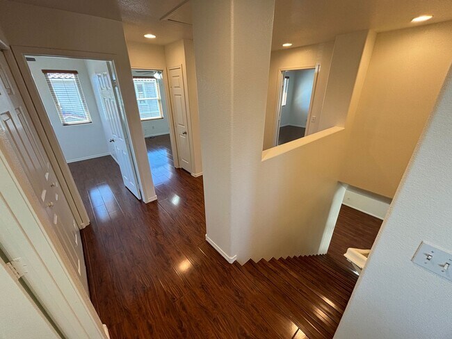 Building Photo - Beautiful 5Bed/2.5Bath/2Car home located near Seven Hills