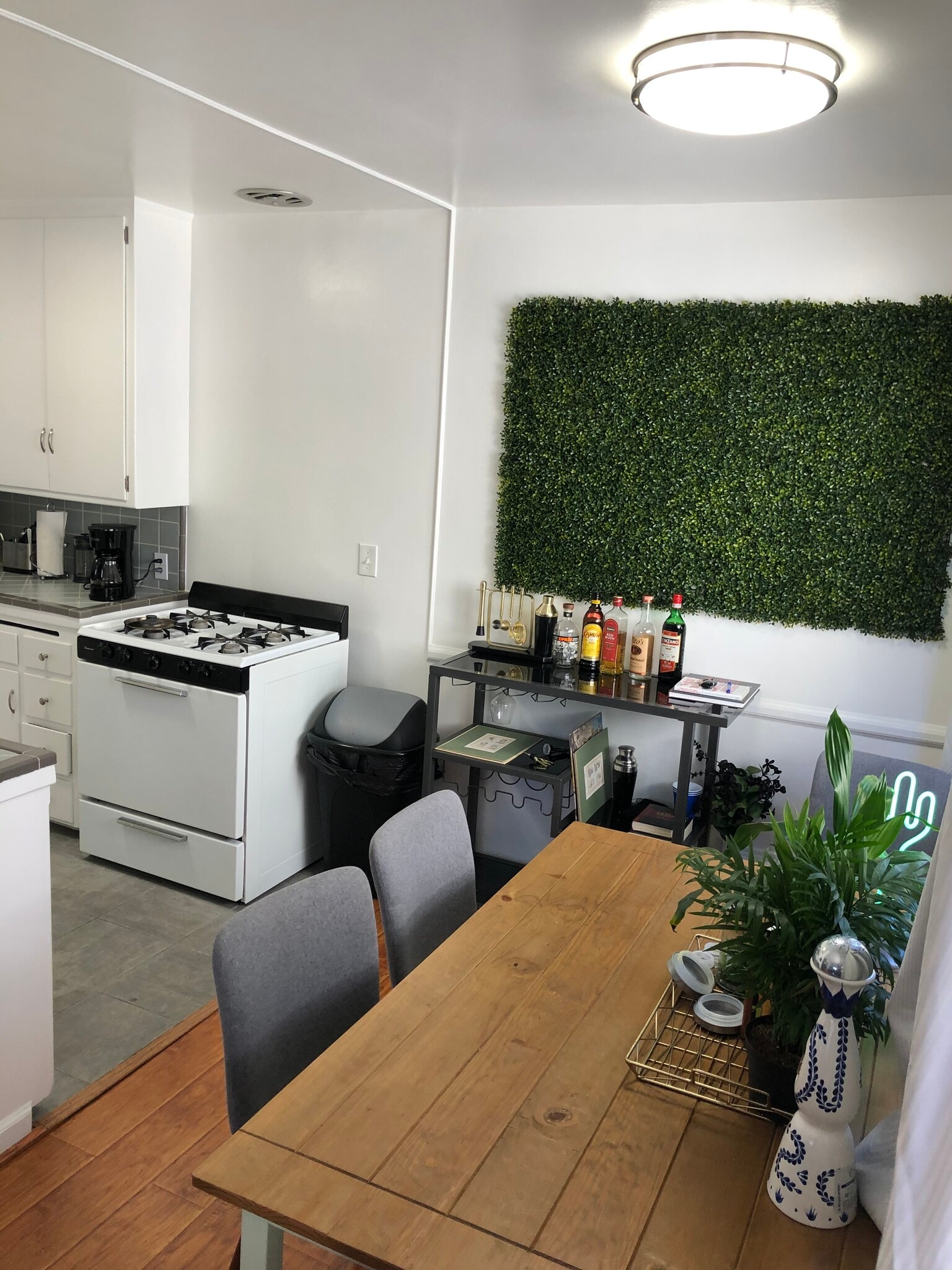 kitchen - accessories/furniture not included - 7526 Fountain Ave