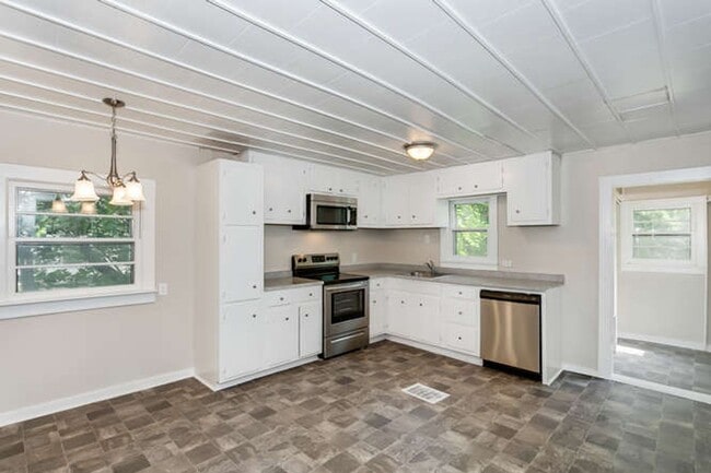 Building Photo - Open House 6/6 from 12-1!  Spacious 3 Bed/...
