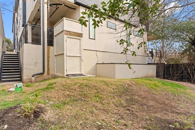 Building Photo - 1306 West Ave