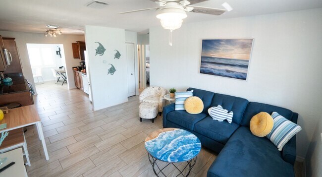 Building Photo - Charming 2 bedroom 1 bathroom beach side home